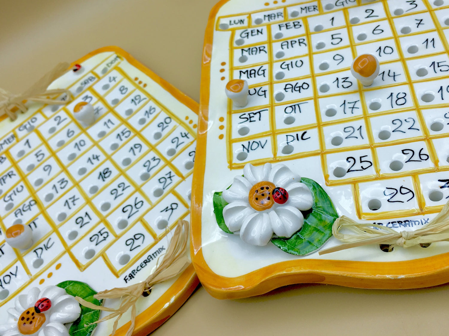Calendario in ceramica di Vietri Linea Margherite