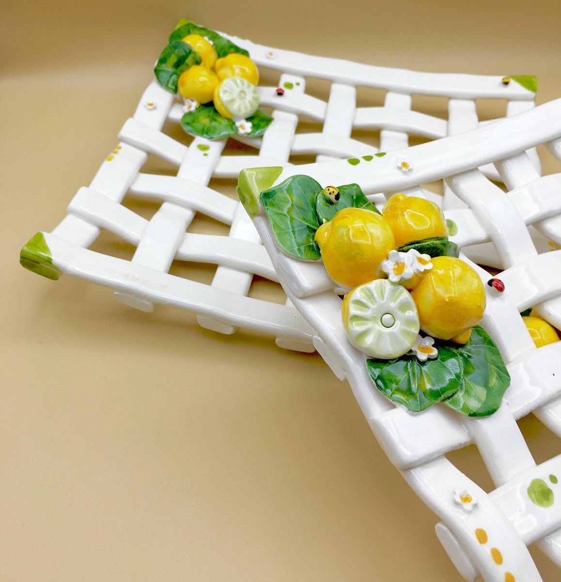 Piatto intrecciato con angoli rialzati in ceramica di Vietri