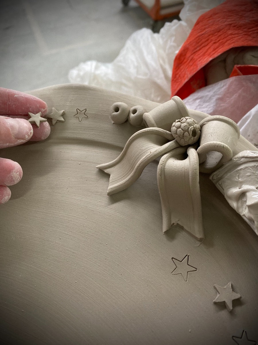 Piatto smerlato Natale per panettone in ceramica di Vietri 